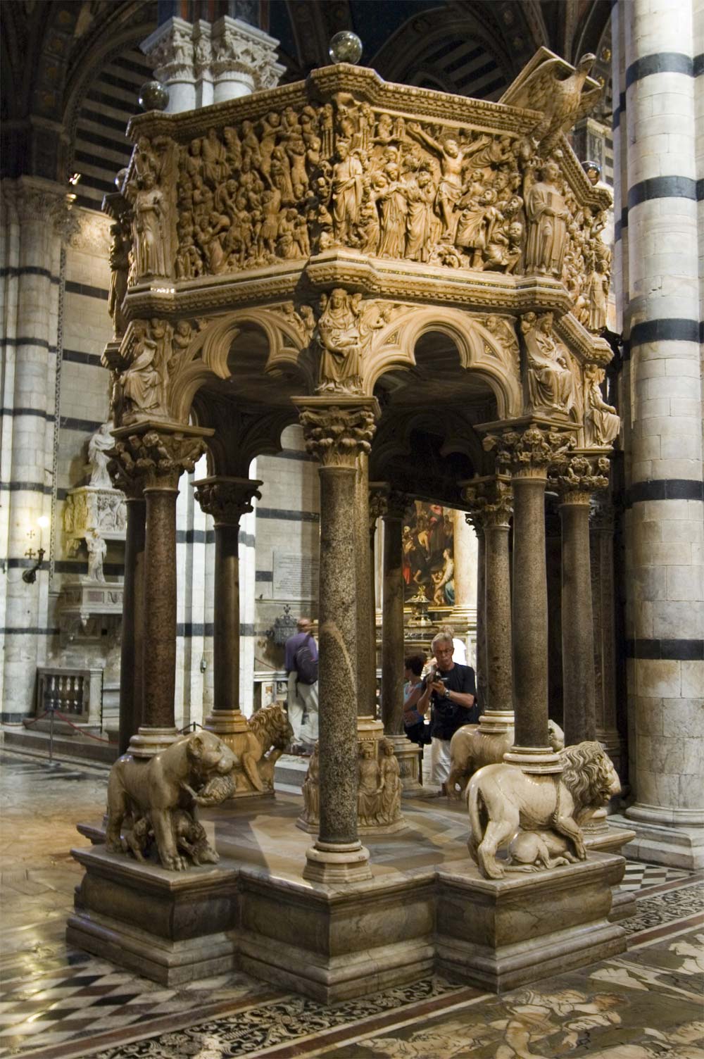 Nicola Pisano, Pulpito del Duomo di Siena (1265-1268; marmo di Carrara, 350 x 200 cm; Siena, Duomo). Foto di Francesco Bini
 Nicola Pisano, Pulpito del Duomo di Siena (1265-1268; marmo di Carrara, 350 x 200 cm; Siena, Duomo). Foto di Francesco Bini