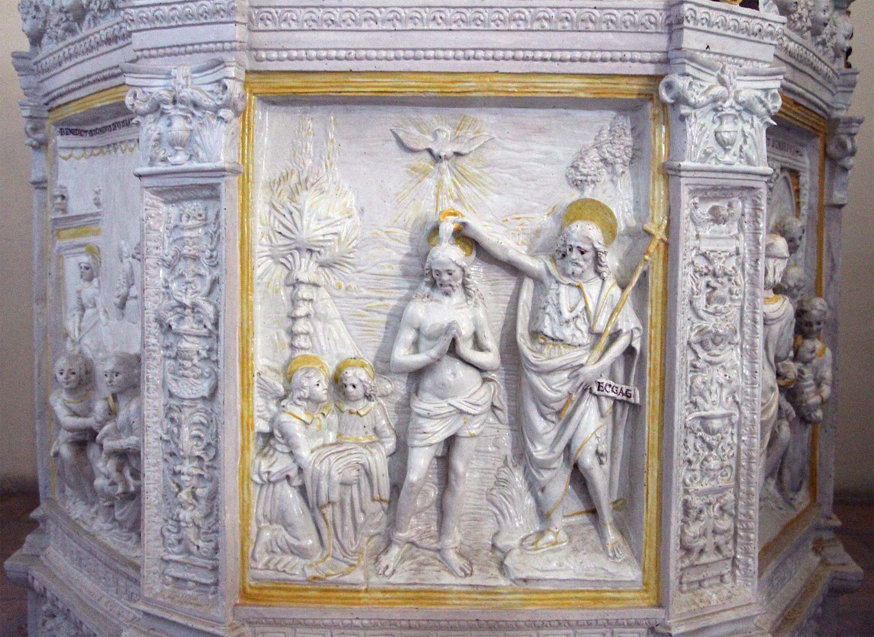 Giovanni della Robbia, Battesimo di Cristo (1518; terracotta invetriata; San Piero a Sieve, San Pietro). Foto di Francesco Bini
