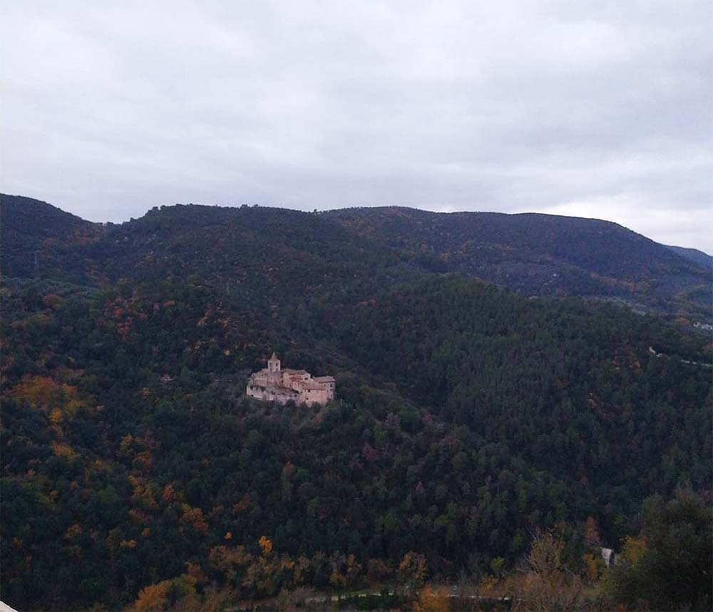 L'abbazia di San Cassiano vista dalla Terrazza del Beata Lucia. Foto: Finestre sull'Arte