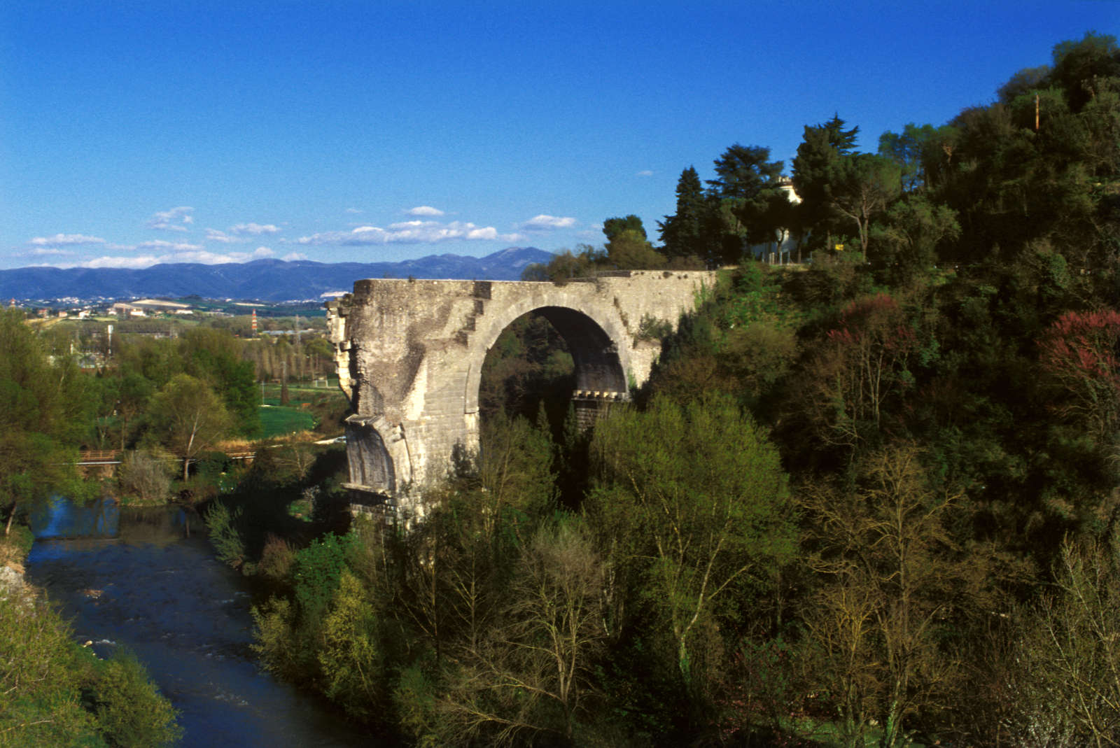 Le rovine del ponte di Augusto. Foto: Umbria Experience