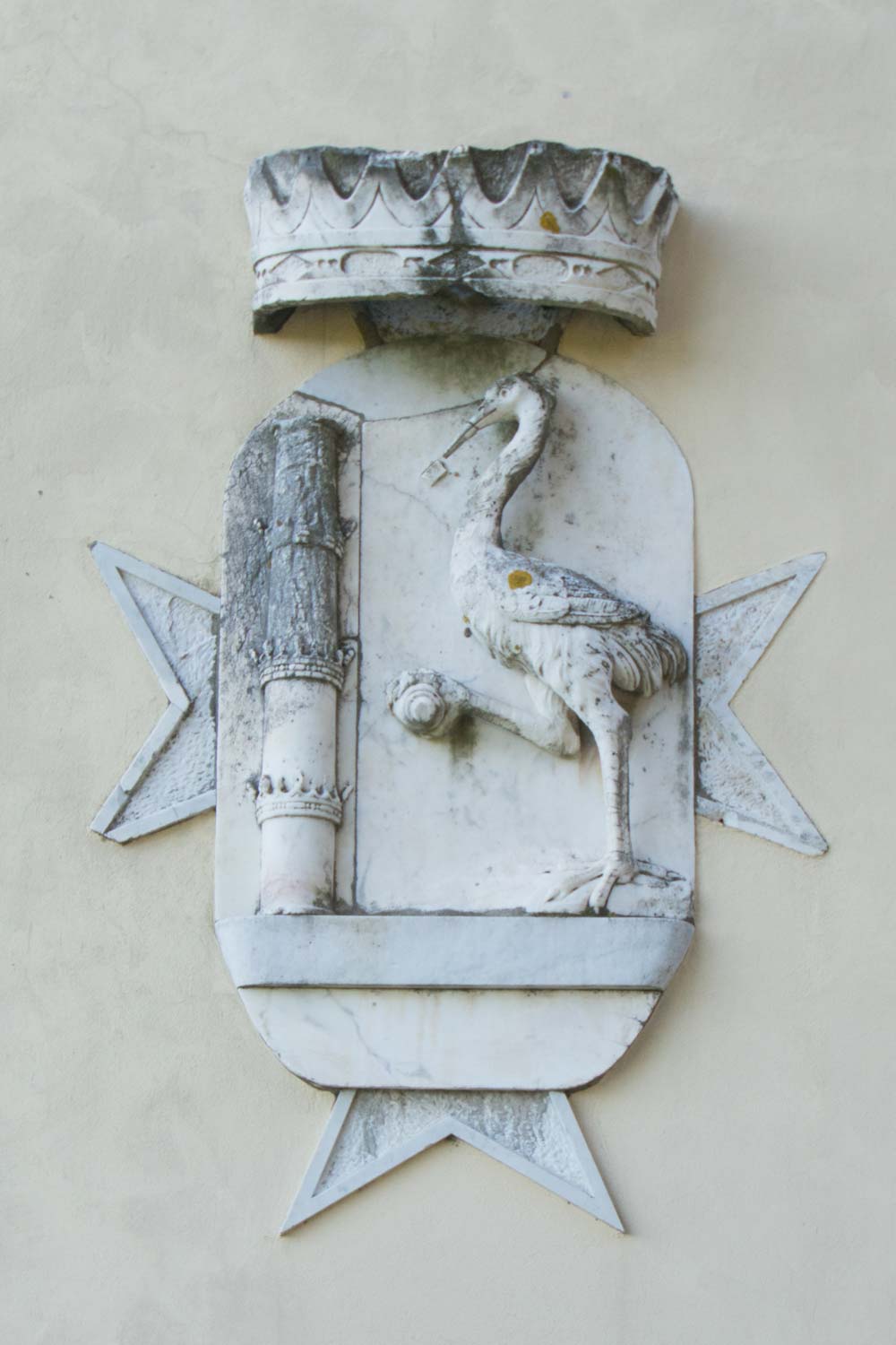 Lo stemma Dosi sulla facciata della villa. Foto di Elia Santini