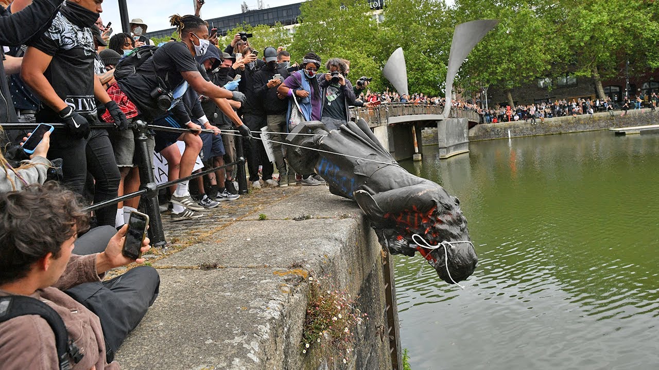 Il momento in cui la statua di Edward Colston viene gettata nelle acque del porto di Bristol
