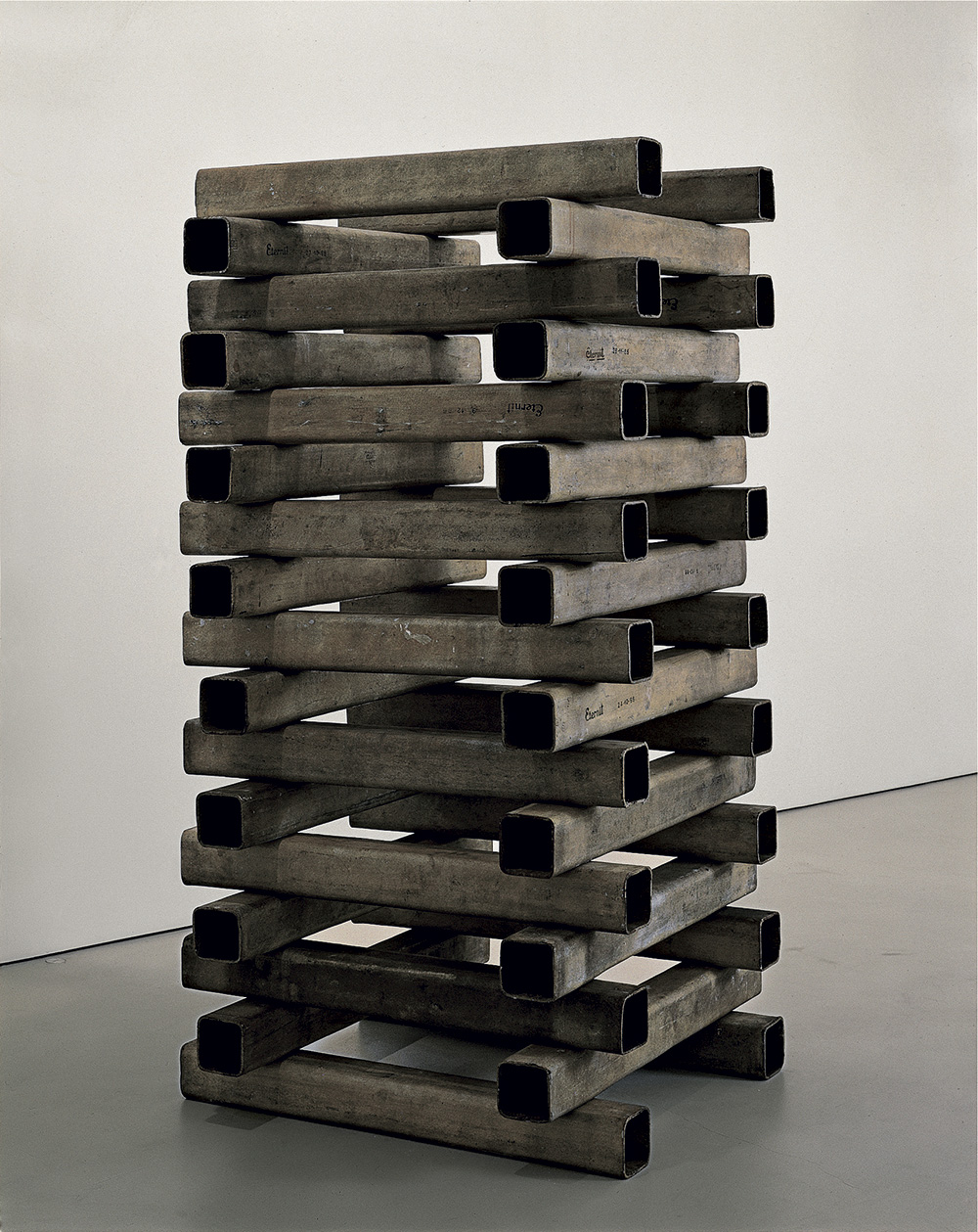 Alighiero Boetti, Catasta (1966; 34 elementi di eternit, 192 x 100 x 100 cm; Torino, Fondazione CRT, in comodato presso Castello di Rivoli Museo d’Arte Contemporanea)
