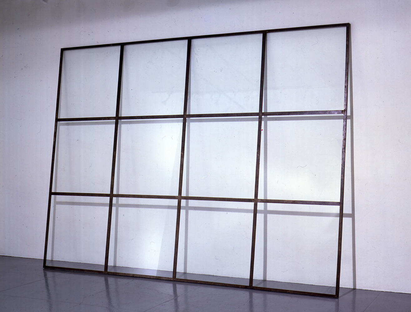 Alighiero Boetti, Niente da vedere, niente da nascondere (1969; ferro e vetro, 300 x 400 x 4 cm)
