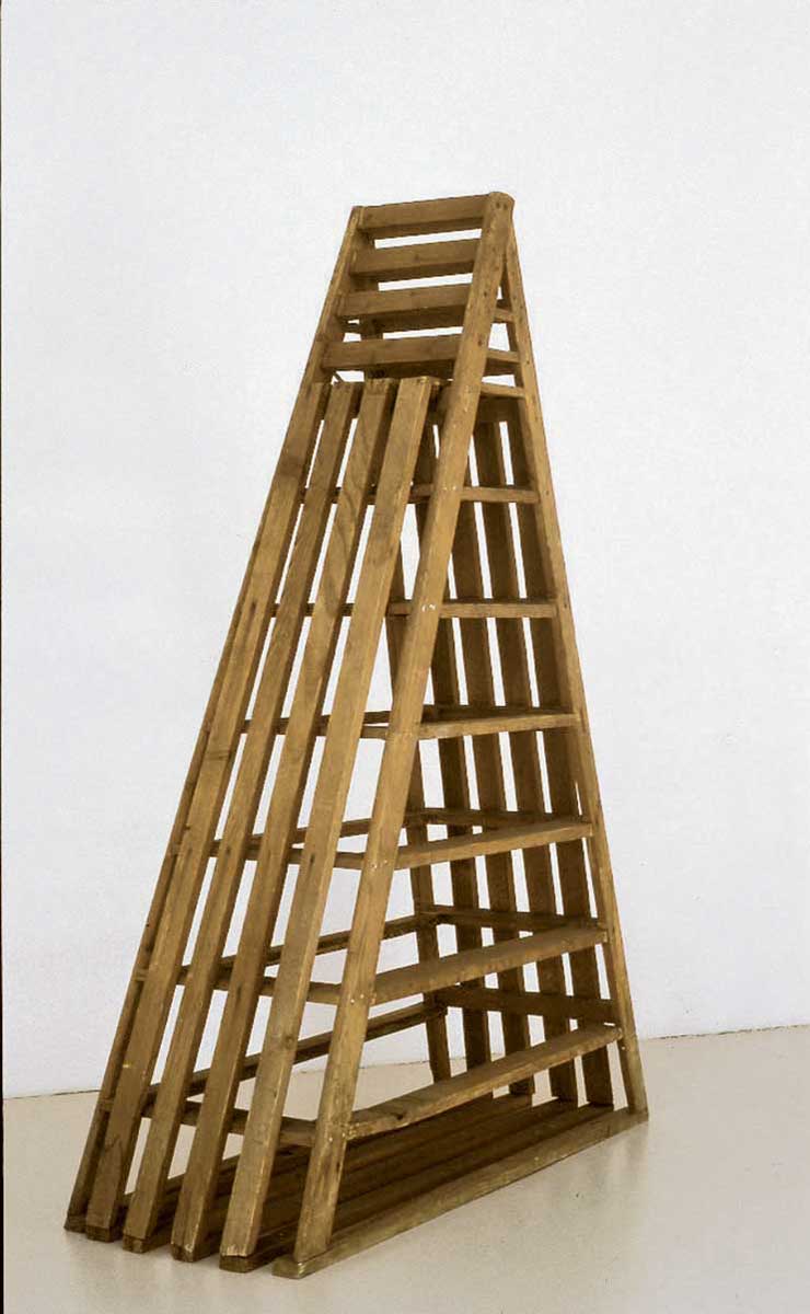 Alighiero Boetti, Scala (1966; legno, 111 x 172,5 x 48 cm; Torino, Fondazione CRT, in comodato presso Castello di Rivoli Museo d’Arte Contemporanea)
