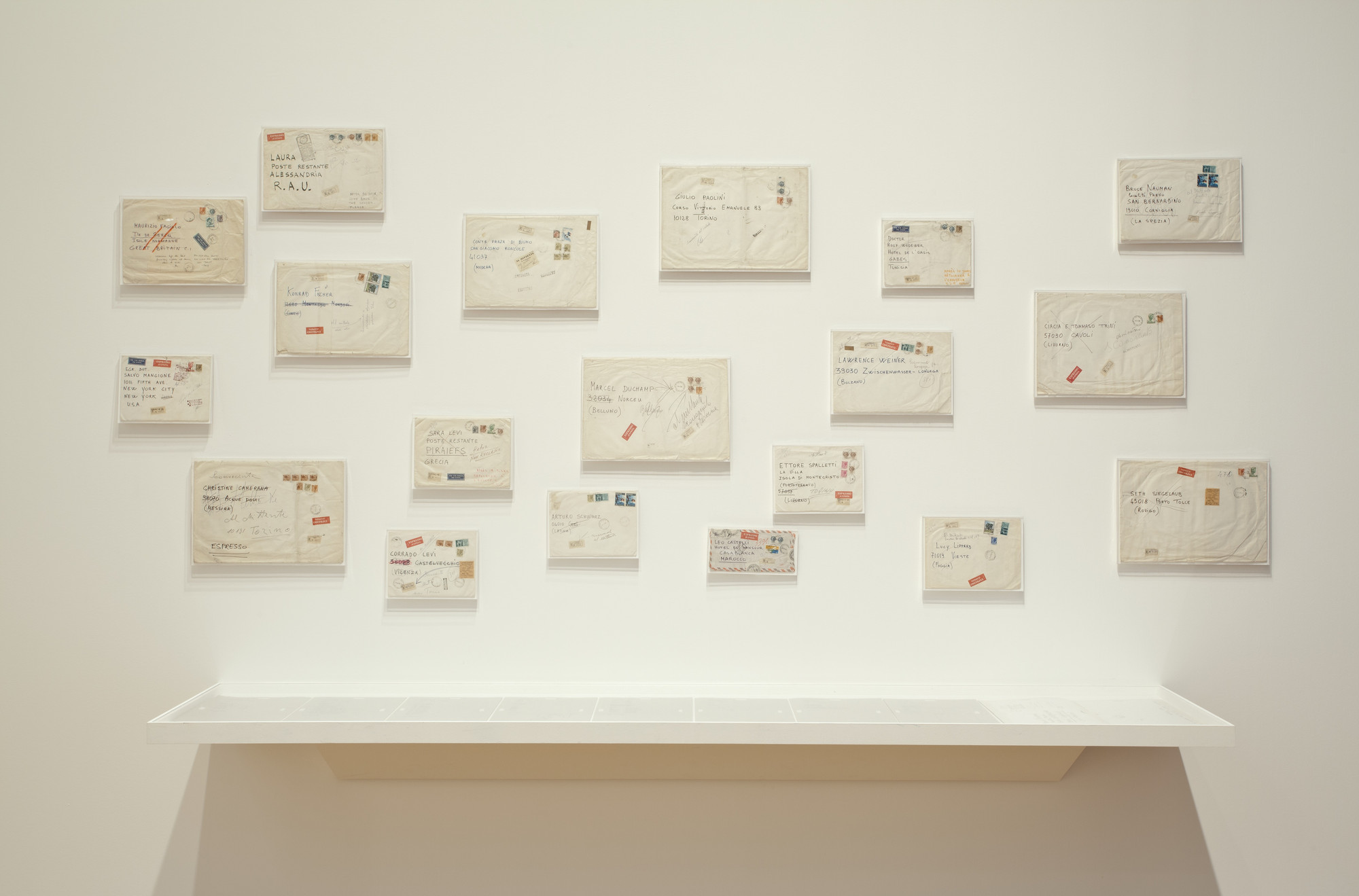 Alighiero Boetti, Viaggi postali (1969-1970; nove buste con francobolli, 11 x 22 cm quelle piccole, 26 x 40 cm quelle grandi; New York, MoMA)
