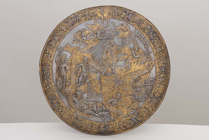 Anonimo armaiolo milanese, Scudo detto del Plus Ultra (1535-1540 circa; acciaio, oro, argento, diametro 538 mm; Madrid, Real Armería)
