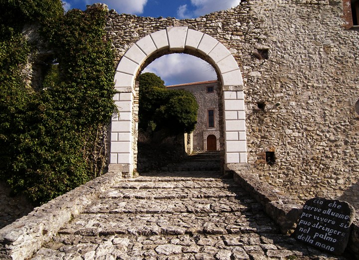 Ingresso al borgo di Antuni. Foto Pro Loco Roma