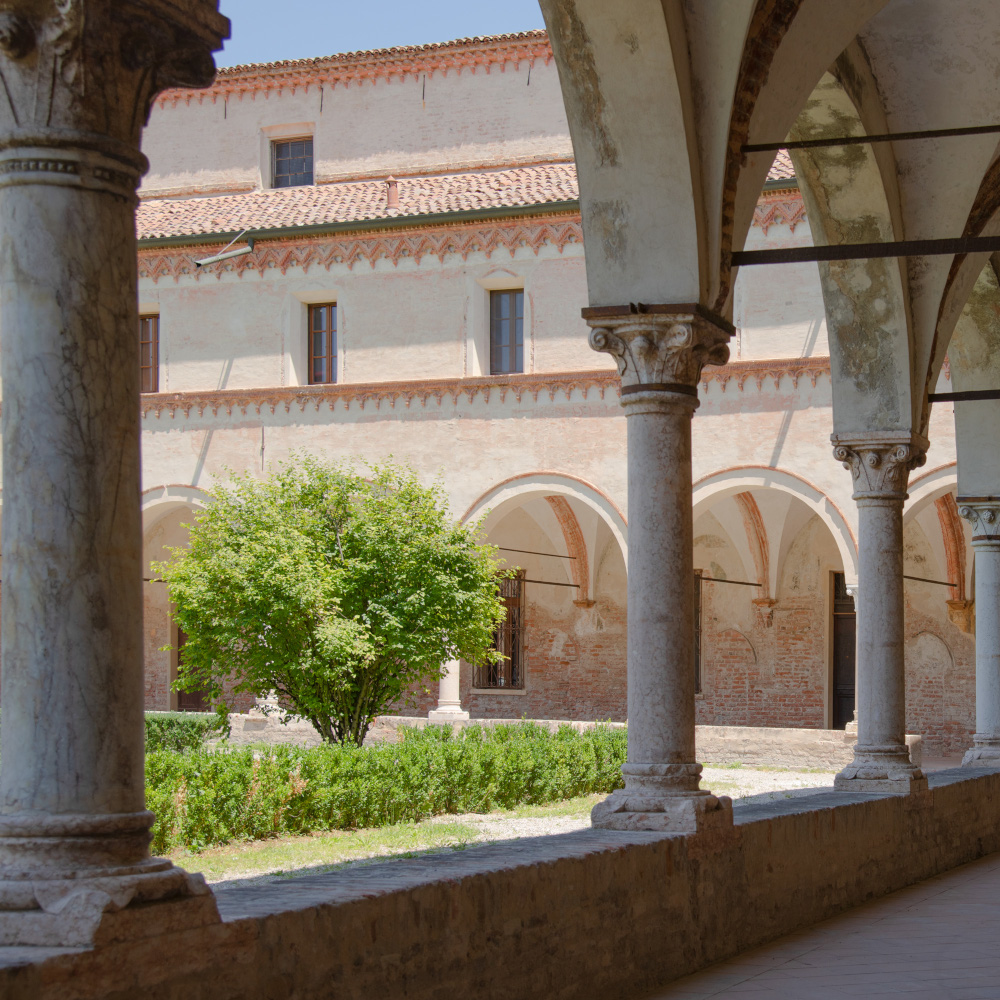 Uno dei chiostri del monastero polironiano