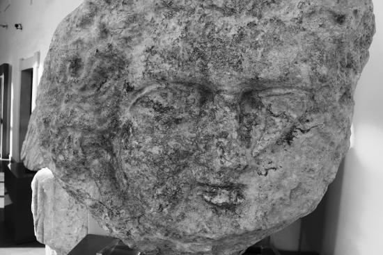 Il cippo funerario con la testa di Gorgone
