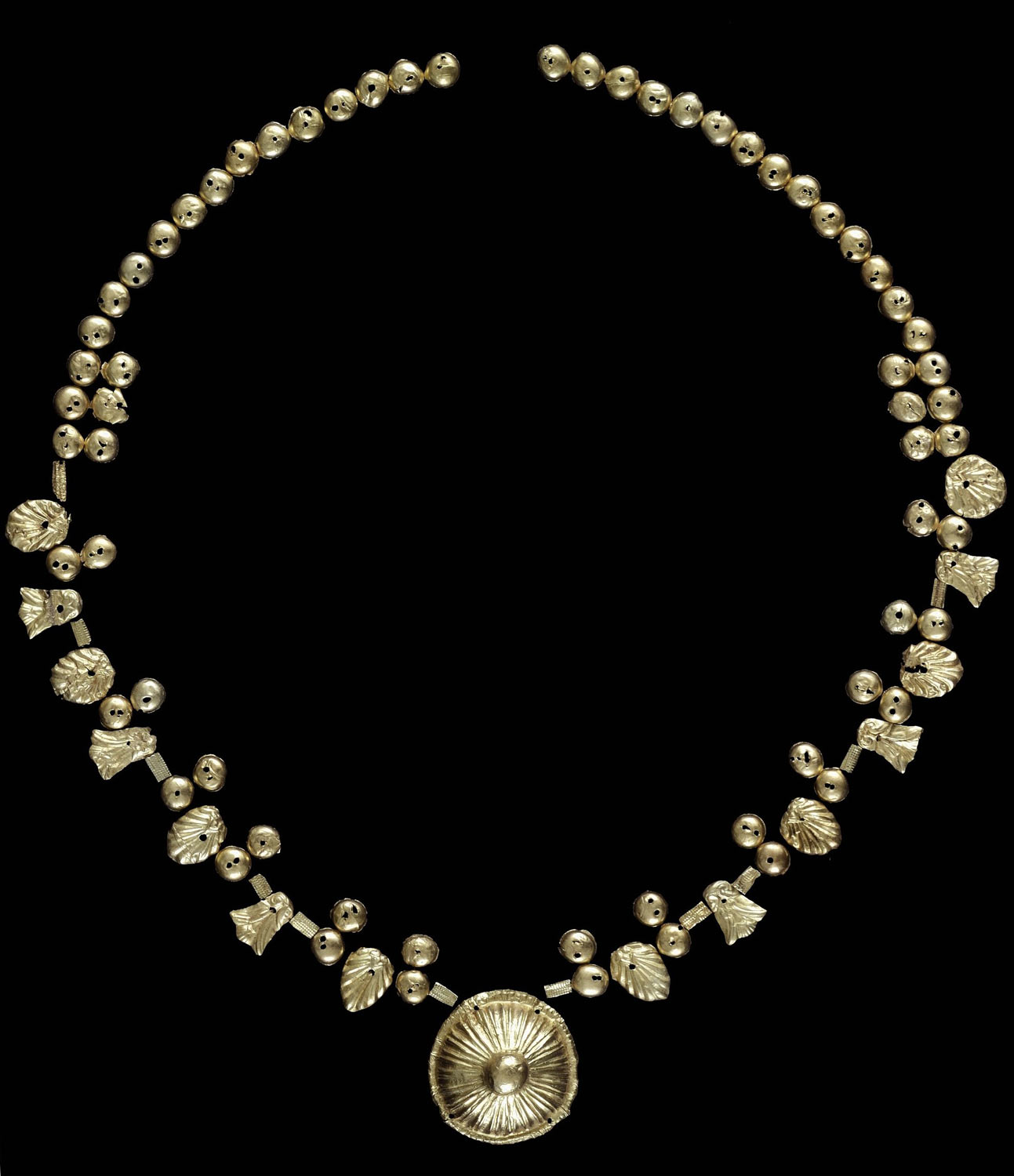 Gold necklace from the tomb of the Pianacce necropolis