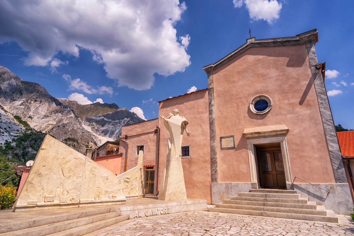 La chiesa di San Bartolomeo e il monumento al cavatore. Foto Visit Tuscany