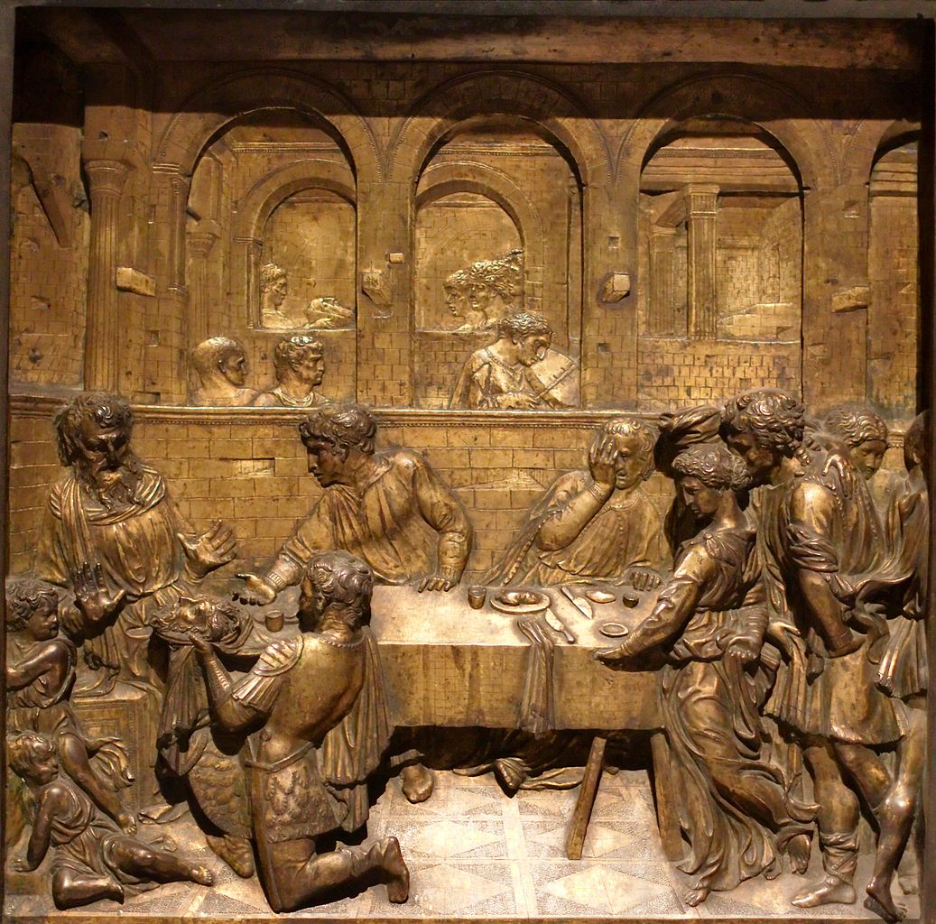 Donatello, Banchetto di Erode (1423-1427; bronzo dorato, 60 x 60 cm; Siena, Battistero)
