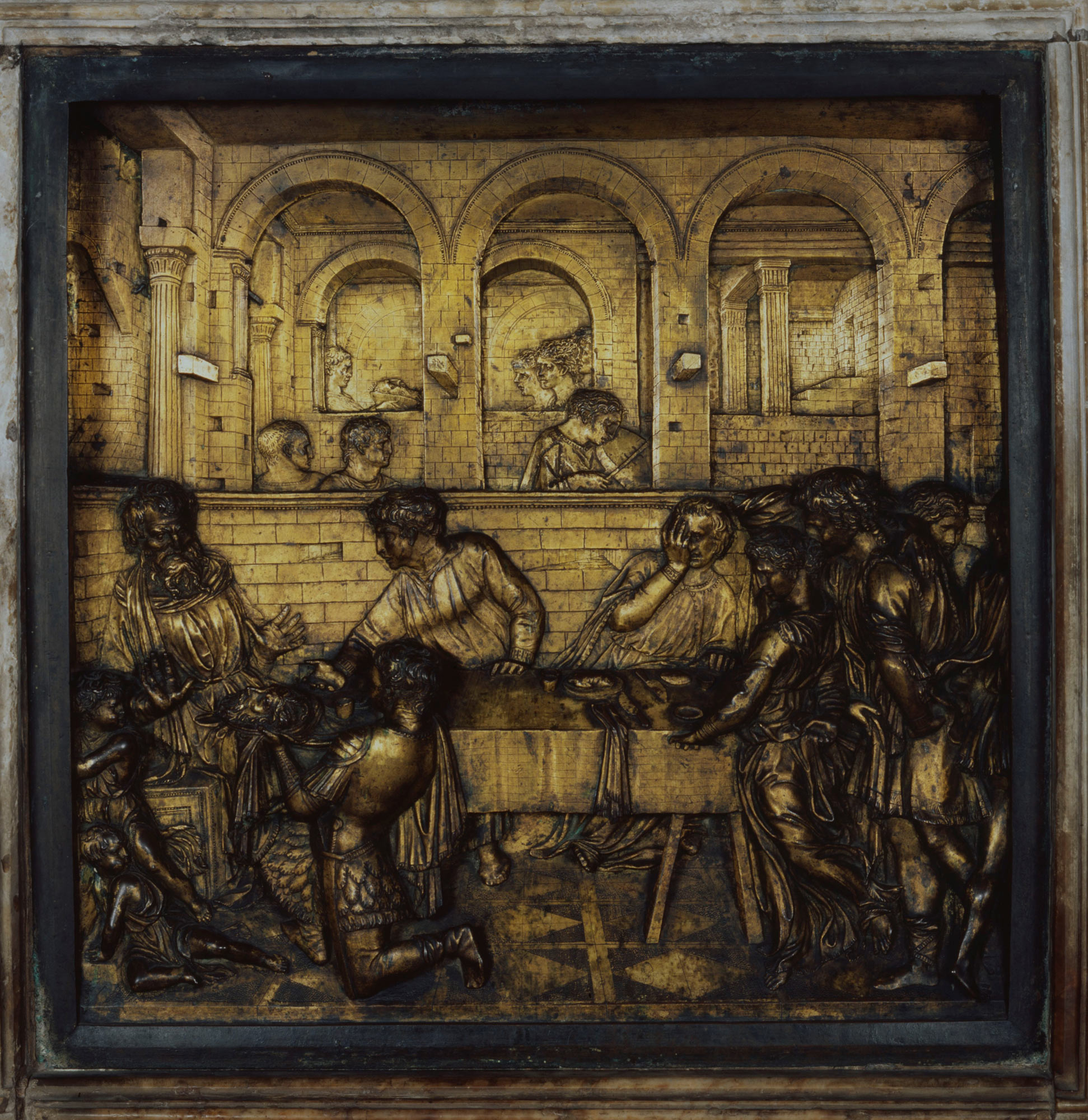 Donatello, Convito di Erode (1423-1427; bronzo dorato, 60 x 60 x 8 cm; Siena, Battistero di San Giovanni, Fonte battesimale)