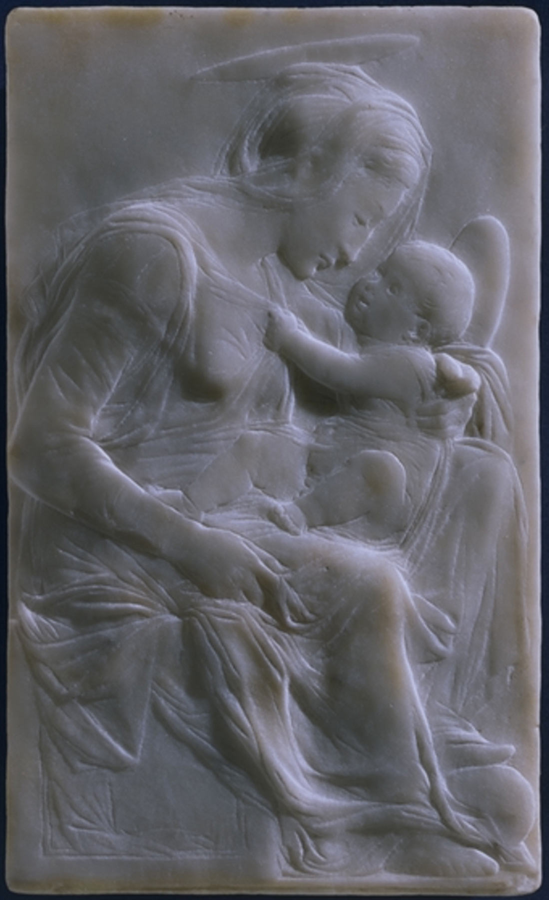 Donatello, Madonna col Bambino detta Madonna del Pugliese - Dudley (1440 circa; marmo, 27,2 x 16,5 x 2 cm; Londra, Victoria and Albert Museum, inv. A.84-1927)
