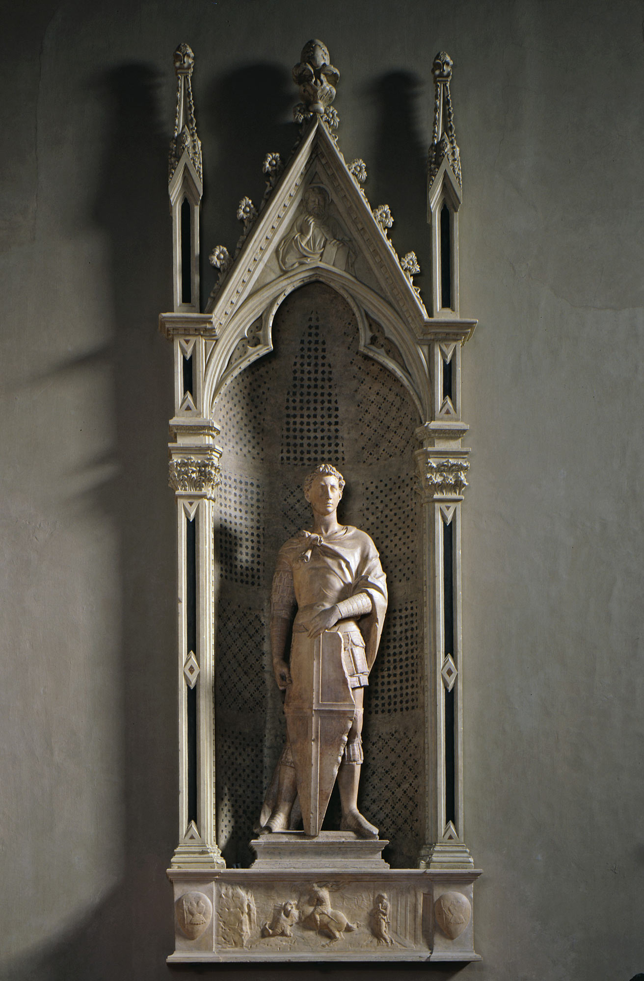 Donatello, San Giorgio (nella predella: Combattimento di san Giorgio col drago e liberazione della principessa) (1415-1417 circa; 204 × 78 × 34 cm; nicchia 525 × 172 × 62 cm; predella 39 × 120 cm; Firenze, Museo Nazionale del Bargello, inv. Sculture 361; predella inv. Sculture 517)