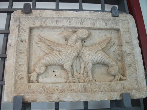 Autore ignoto, Due draghi (XII secolo; pietras colpita, 42 x 61 cm; Celano, Museo d'arte sacra della Marsica)