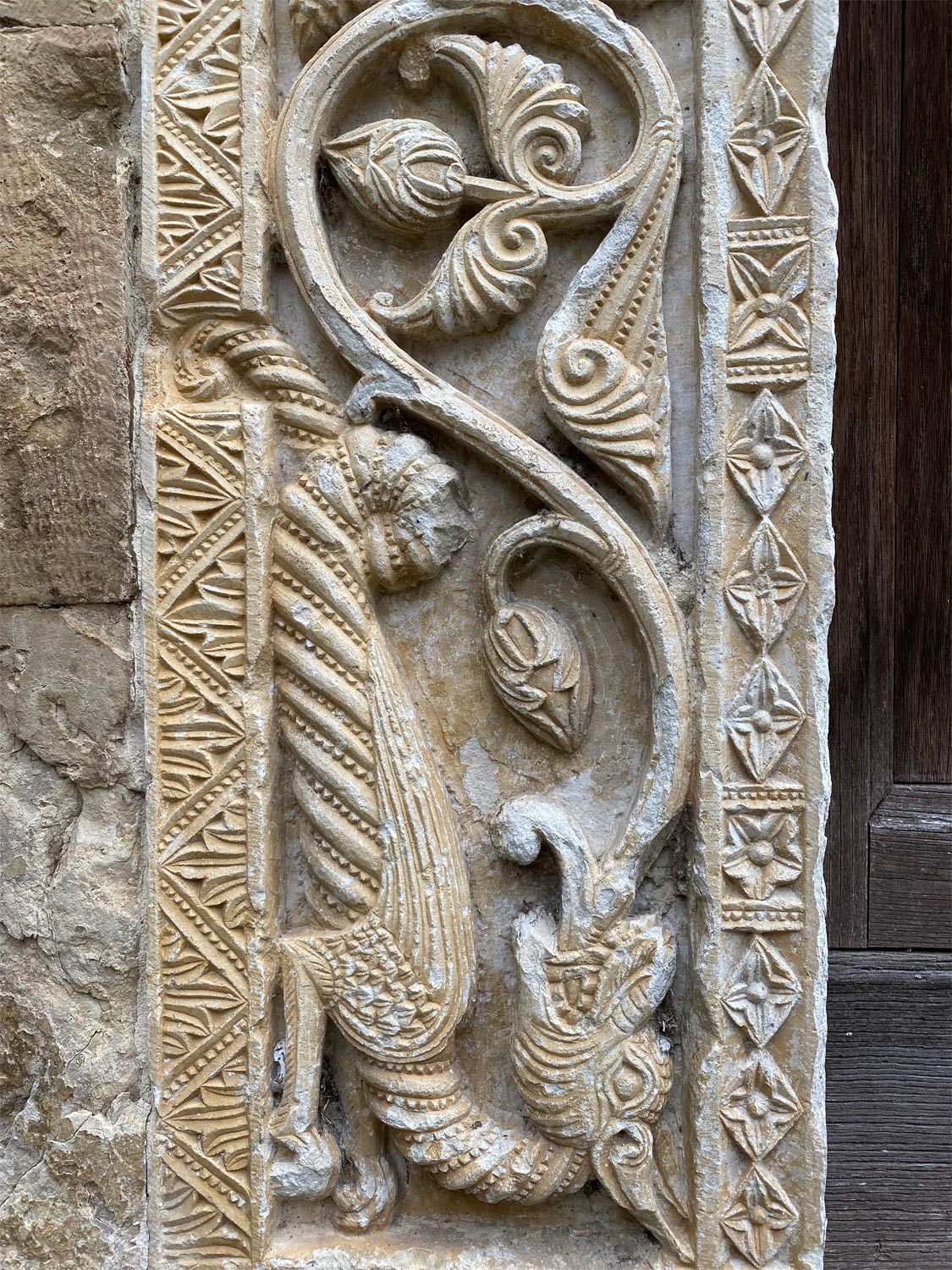 Artista ignoto, Drago (XII secolo; marmo; Capestrano, San Pietro ad Oratorium)
