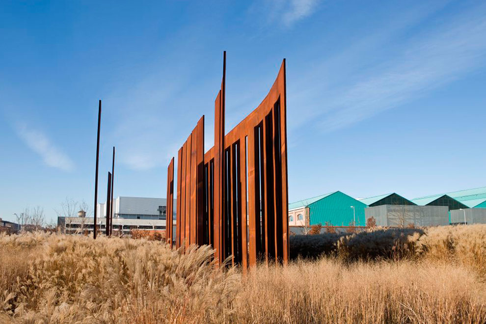 Fausto Melotti, La sequenza (1981; ottone; Milano, Pirelli HangarBicocca)
