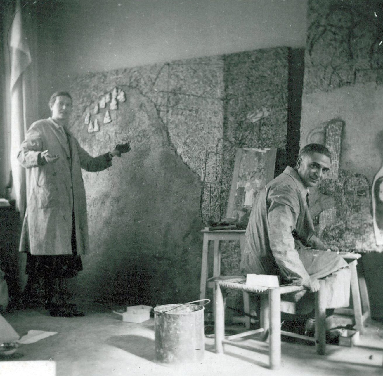 Felice Casorati nel suo studio con la moglie Daphne Maugham
