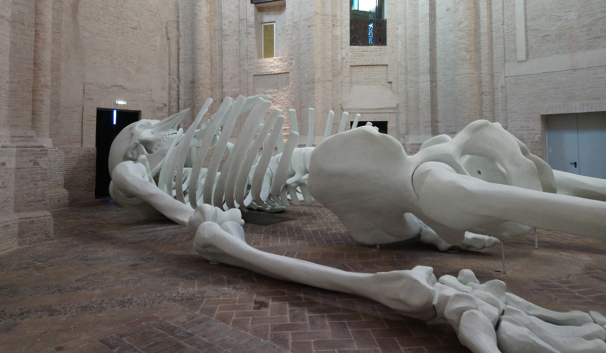 Gino De Dominicis, Calamita cosmica (1988; vetroresina, ferro e polistirlo, altezza 2400 cm; Foligno, Santissima Trinità in Annunziata)
