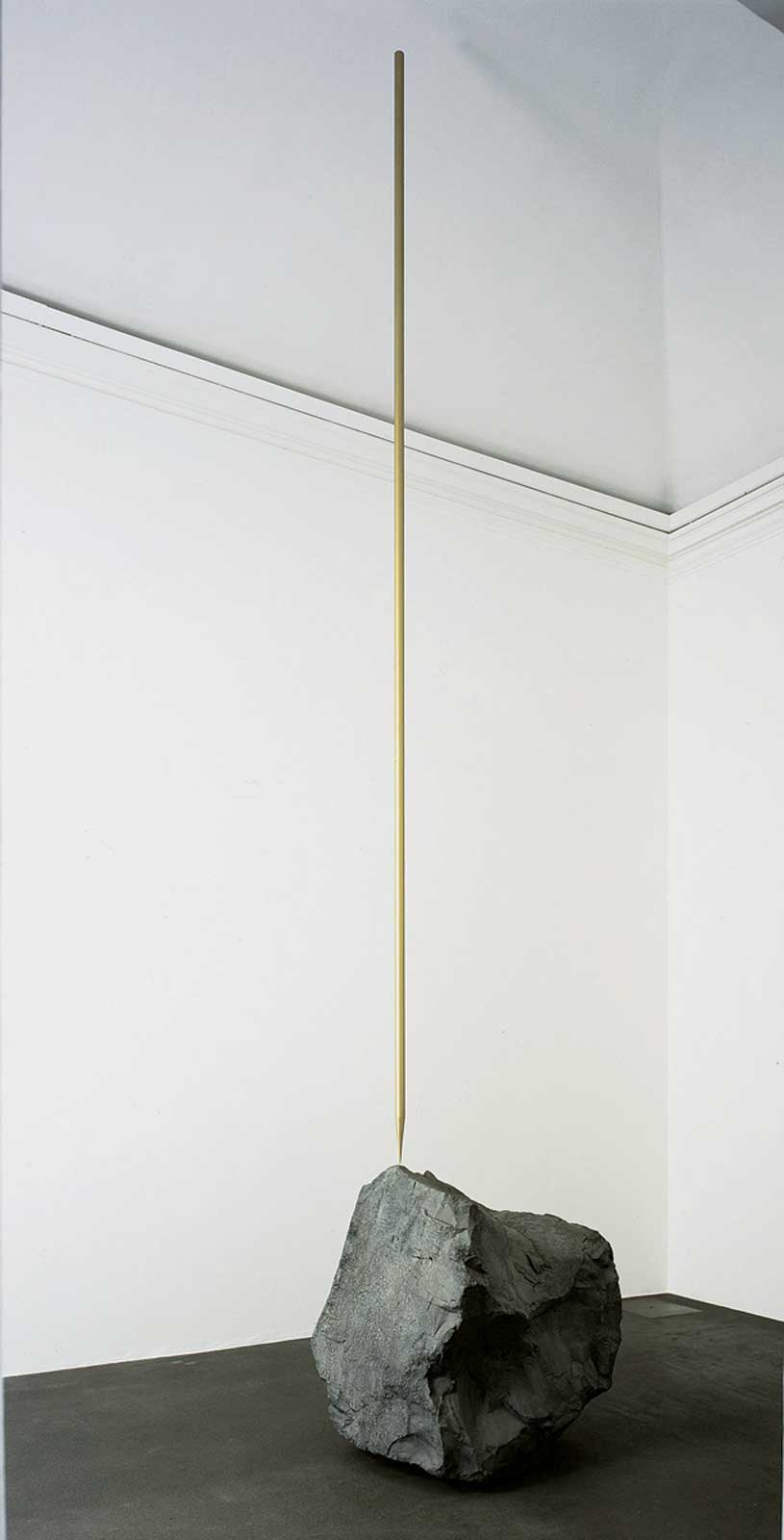 Gino De Dominicis, Senza titolo (1967-1969; roccia di 120 x 120 x 120 cm e asta dorata di 460 cm; Torino, Fondazione CRT, in deposito presso Castello di Rivoli - Museo d'Arte Contemporanea)
