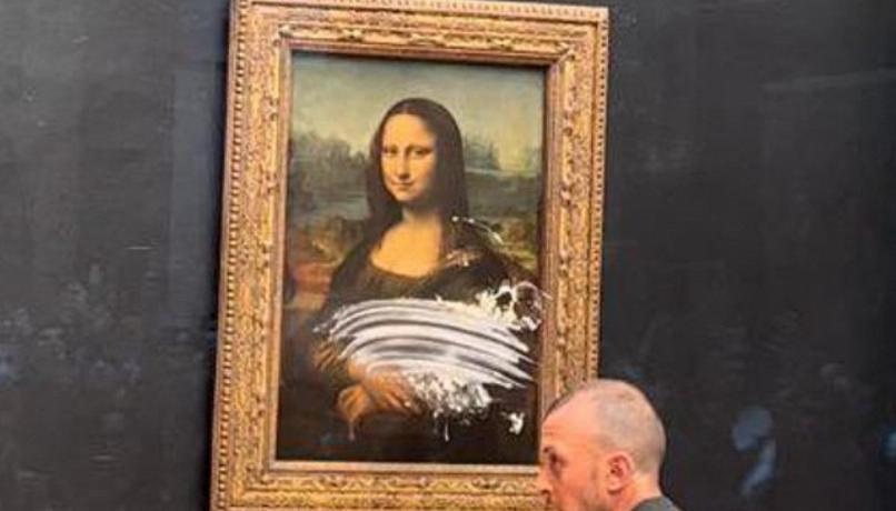 Il vetro della Gioconda imbrattato

