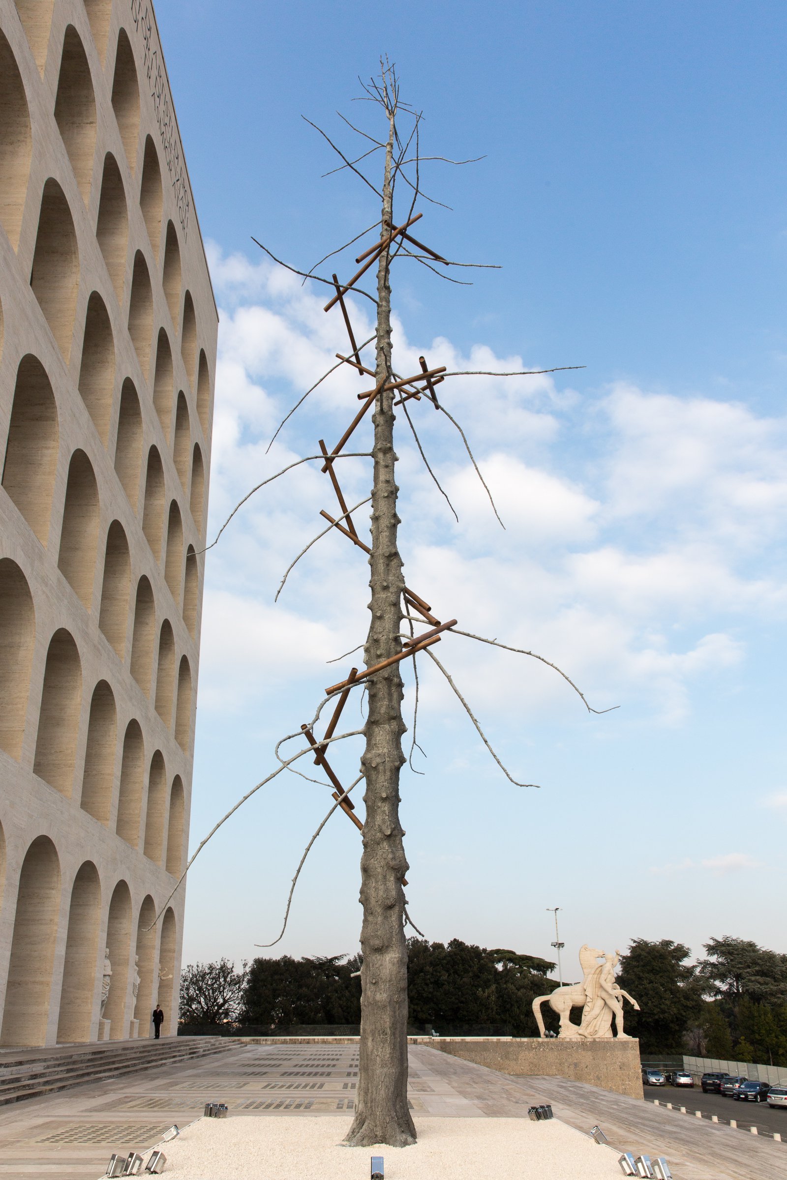 Giuseppe Penone, Abete (2013; acciaio inox, bronzo, 2240 x 600 x 600 cm; Collezione dell'artista)
