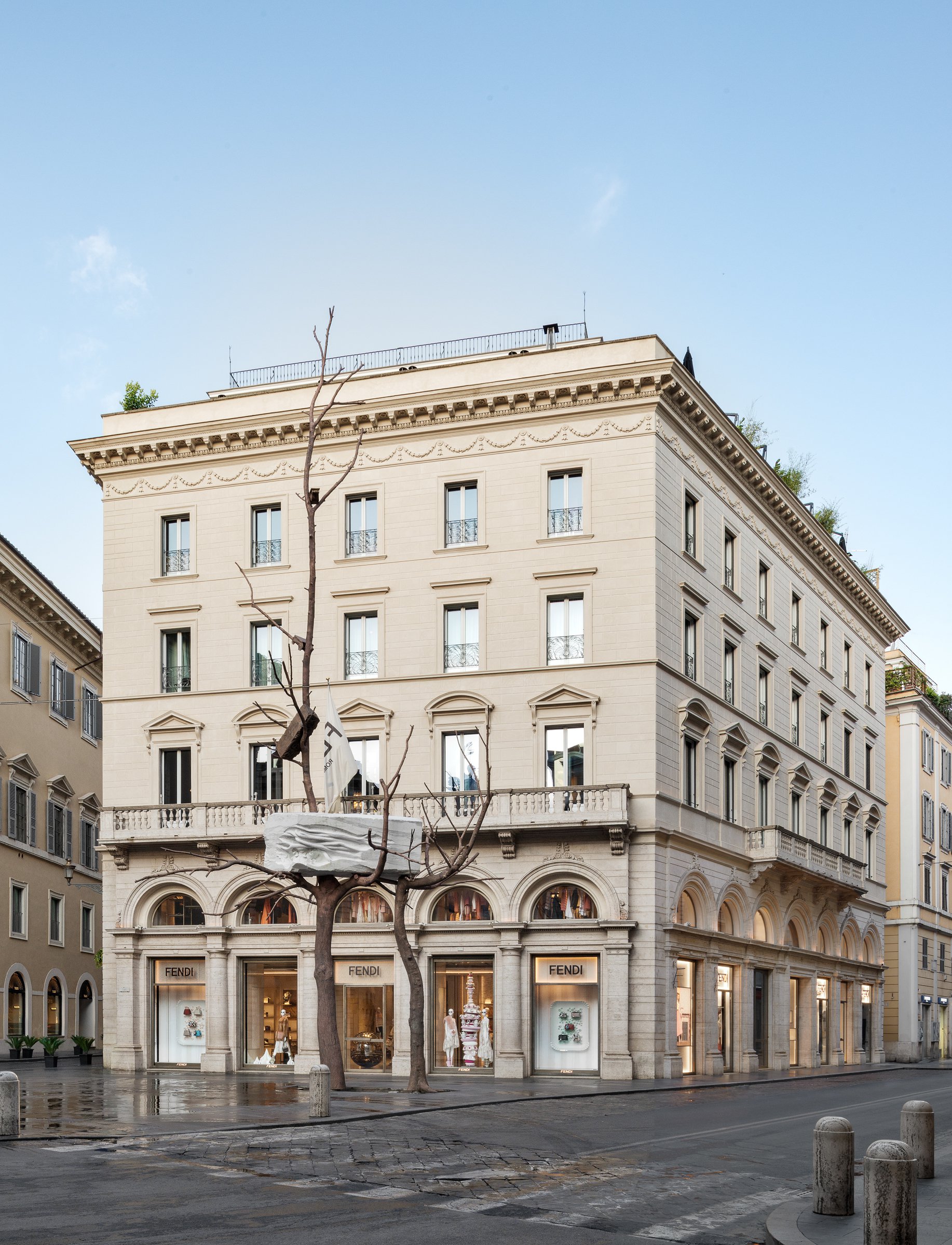 Giuseppe Penone, Foglie di pietra (2015; bronzo, marmo di Carrara, 1753 x 643 x 750 cm; Roma, Largo Goldoni)
