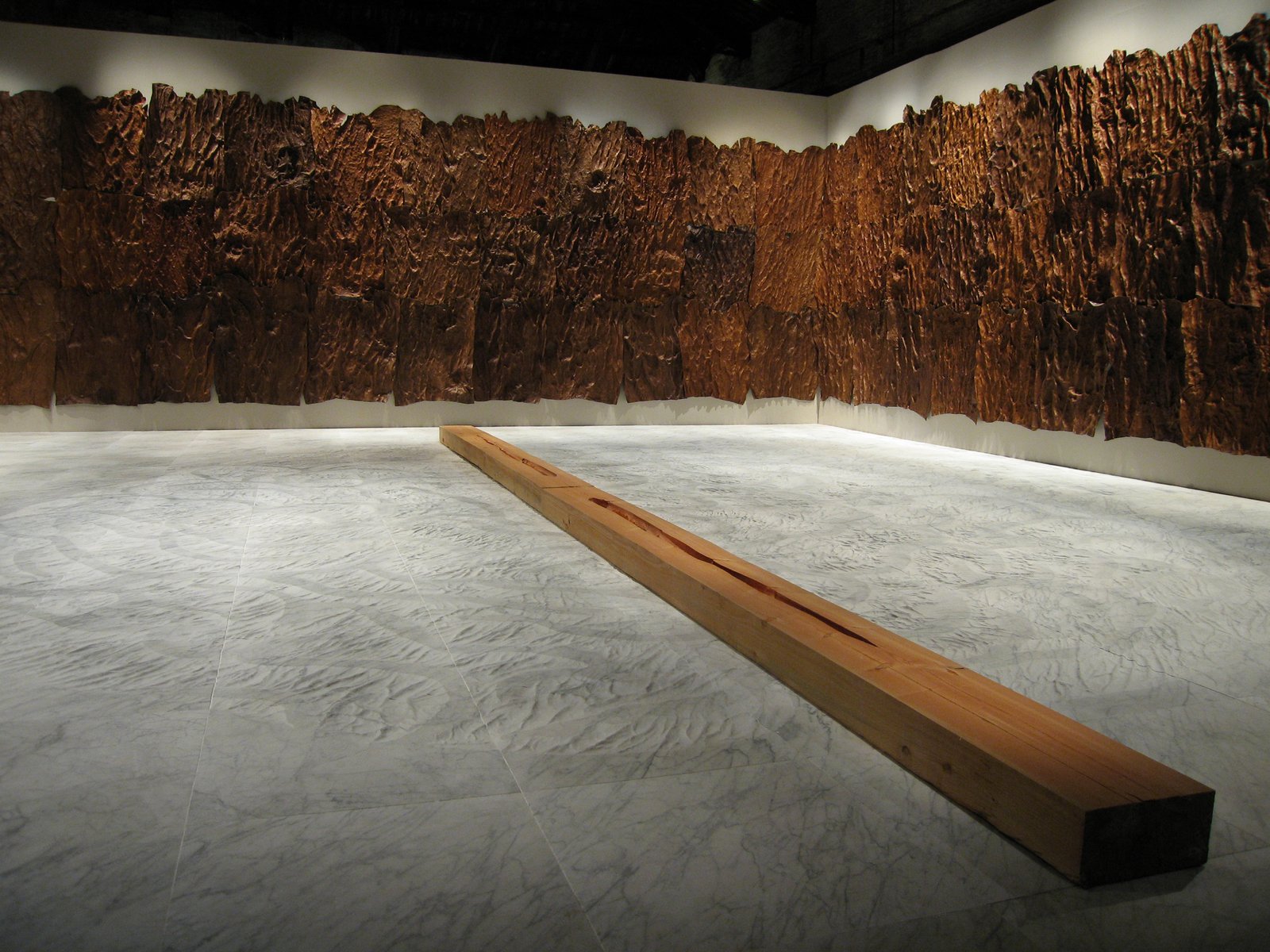 Giuseppe Penone, Sculture di linfa (2007; cuoio, resina, marmo di Carrara, legno di larice, resina vegetale; Roma, MAXXI)
