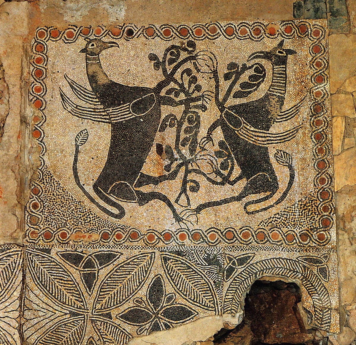 Artista ignoto, Grifoni rampanti (XI secolo; mosaico; San Benigno Canavese, Abbazia di Fruttuaria)