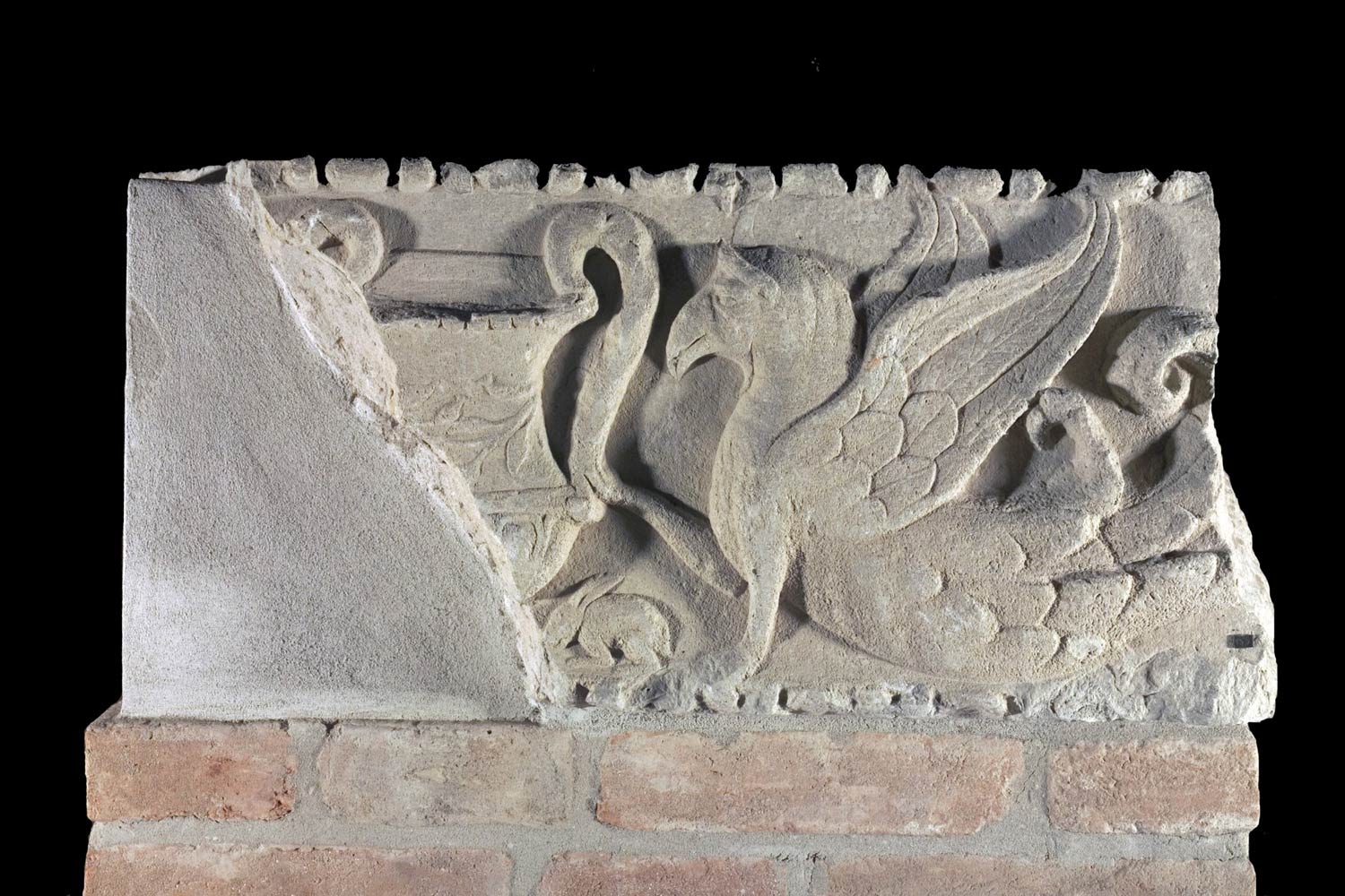 Dintel con grifo con pata apoyado en un vaso (siglo I d.C.; piedra caliza; Portogruaro, Museo Arqueológico Nacional). Donación de Osvaldo Politi