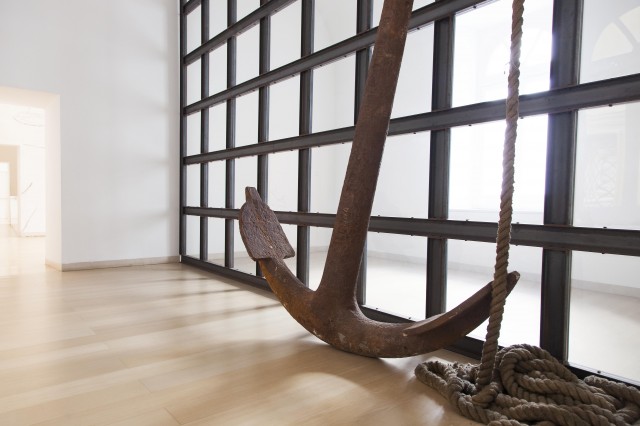 Jannis Kounellis, Senza titolo (2005; installazione; Napoli, MADRE)
