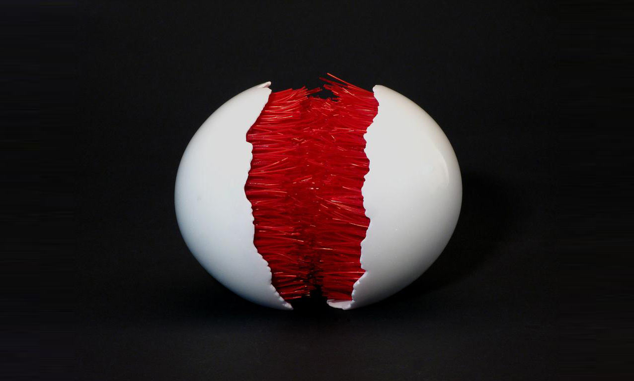Kenji Takahashi, Egg (2008 ; marbre statuaire et nylon, 18 x 12 x 12 cm) Kenji Takahashi, Egg (2008 ; marbre statuaire et nylon, 18 x 12 x 12 cm)