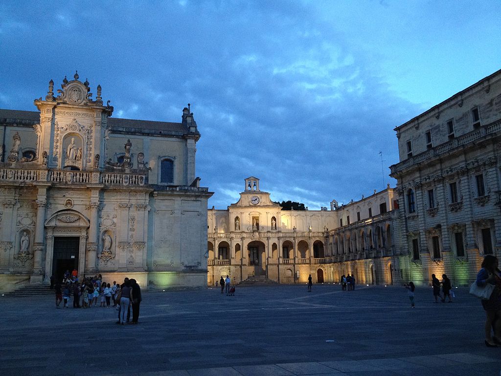 Lecce, Piazza Duomo. Foto Wikimedia/Iacopetta
 Lecce, Piazza Duomo. Foto Wikimedia/Iacopetta