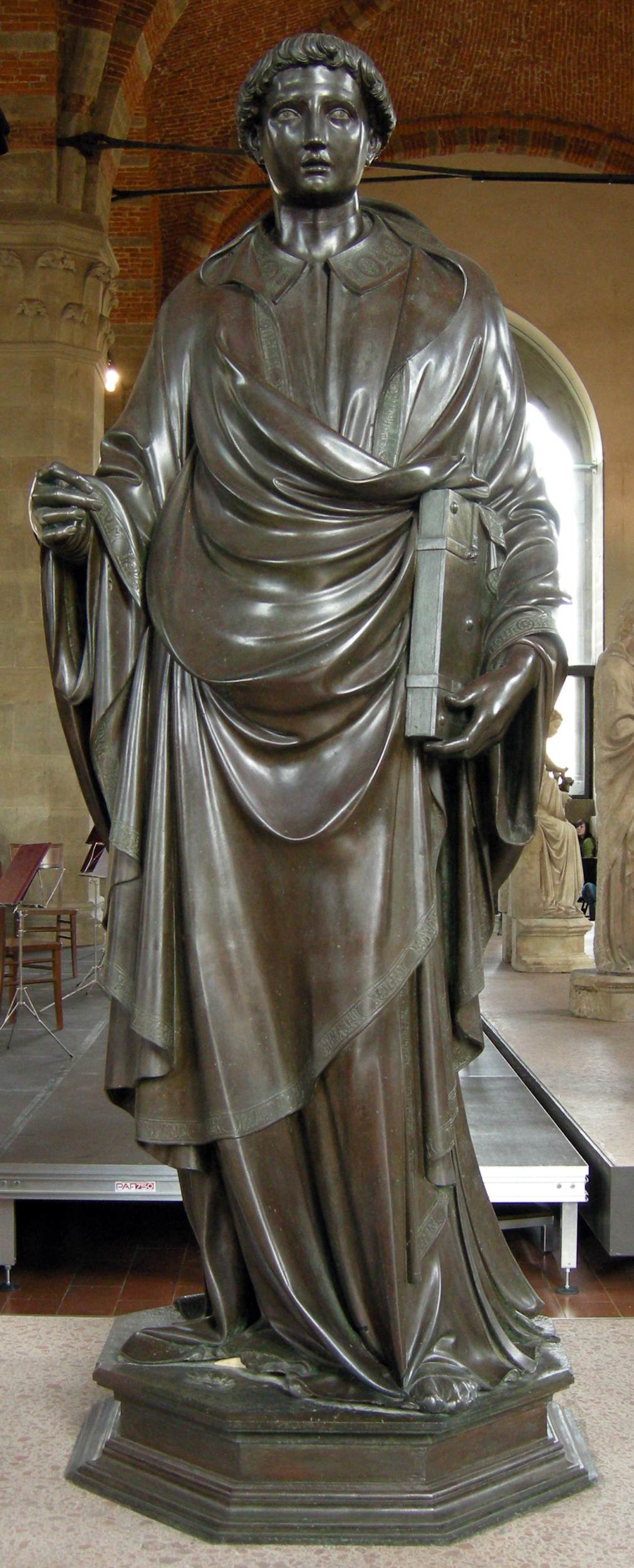 Lorenzo Ghiberti, Santo Stefano (1429; bronzo parzialmente dorato, altezza 230 cm; Firenze, Museo di Orsanmichele)
