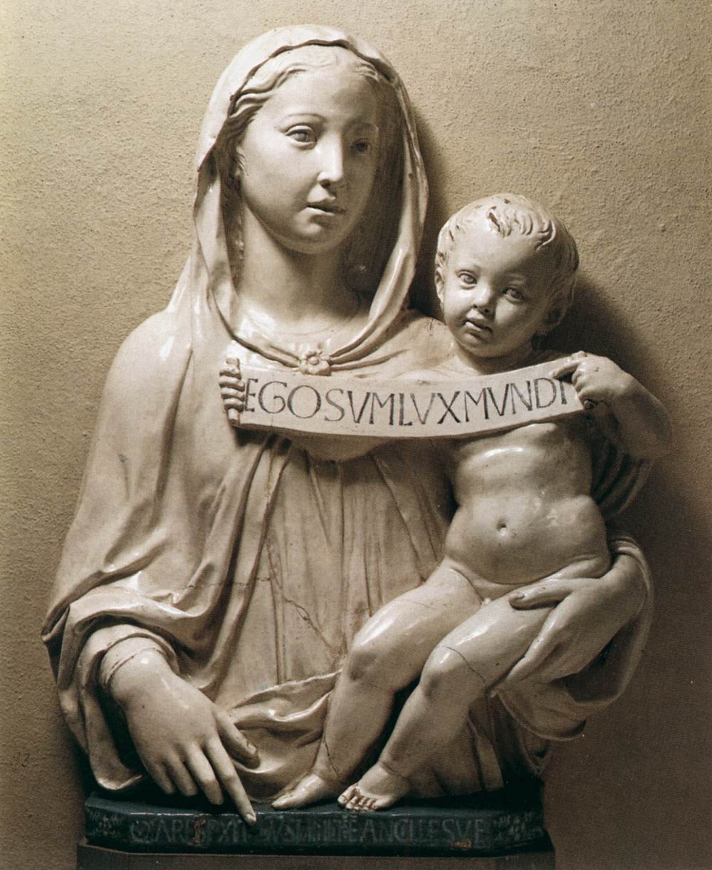 Luca della Robbia, Madonna col Bambino (1446-1449; terracotta invetriata, 75 x 43 cm; Firenze, Spedale degli Innocenti)
