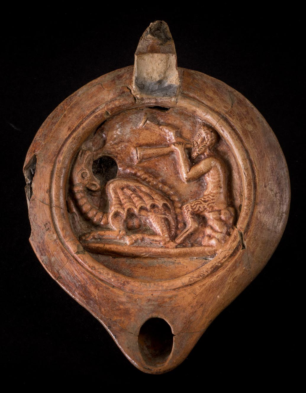 Arte romana, Lucerna con satiro e animale fantastico (II secolo d.C.; terracotta; Ascoli Piceno, Museo Archeologico Nazionale)