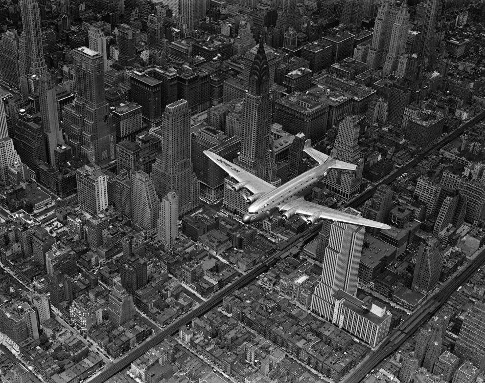 Margaret Bourke-White, Vue aérienne d'un avion de ligne DC-4 survolant Manhattan (1939). The LIFE Picture Collection/Getty Images
