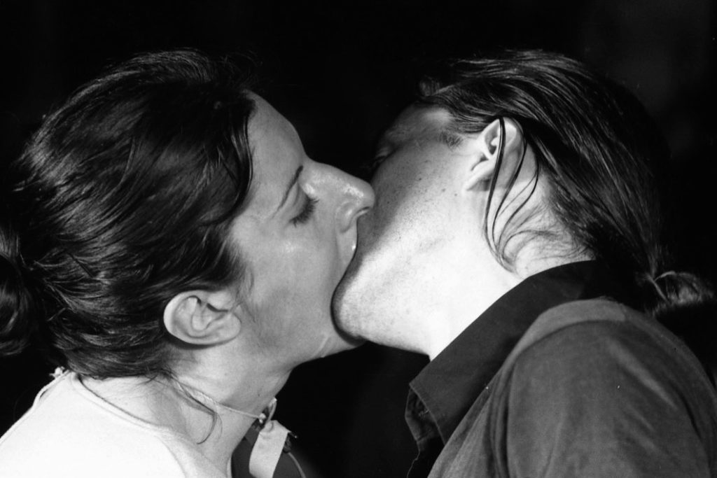 Marina Abramovi&cacute; e Ulay, Breathing in/Breathing out (1977; performance) 
