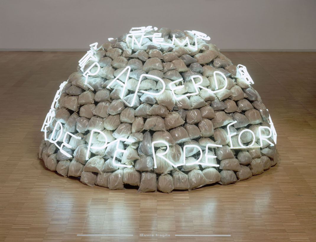 Mario Merz, Igloo di Giap (1968; ferro, sacchi di plastica riempiti d'argilla, neon, batterie, accumulatori, 120 x 200 cm; Parigi, Centre Pompidou)
 Mario Merz, Igloo di Giap (1968; ferro, sacchi di plastica riempiti d'argilla, neon, batterie, accumulatori, 120 x 200 cm; Parigi, Centre Pompidou)