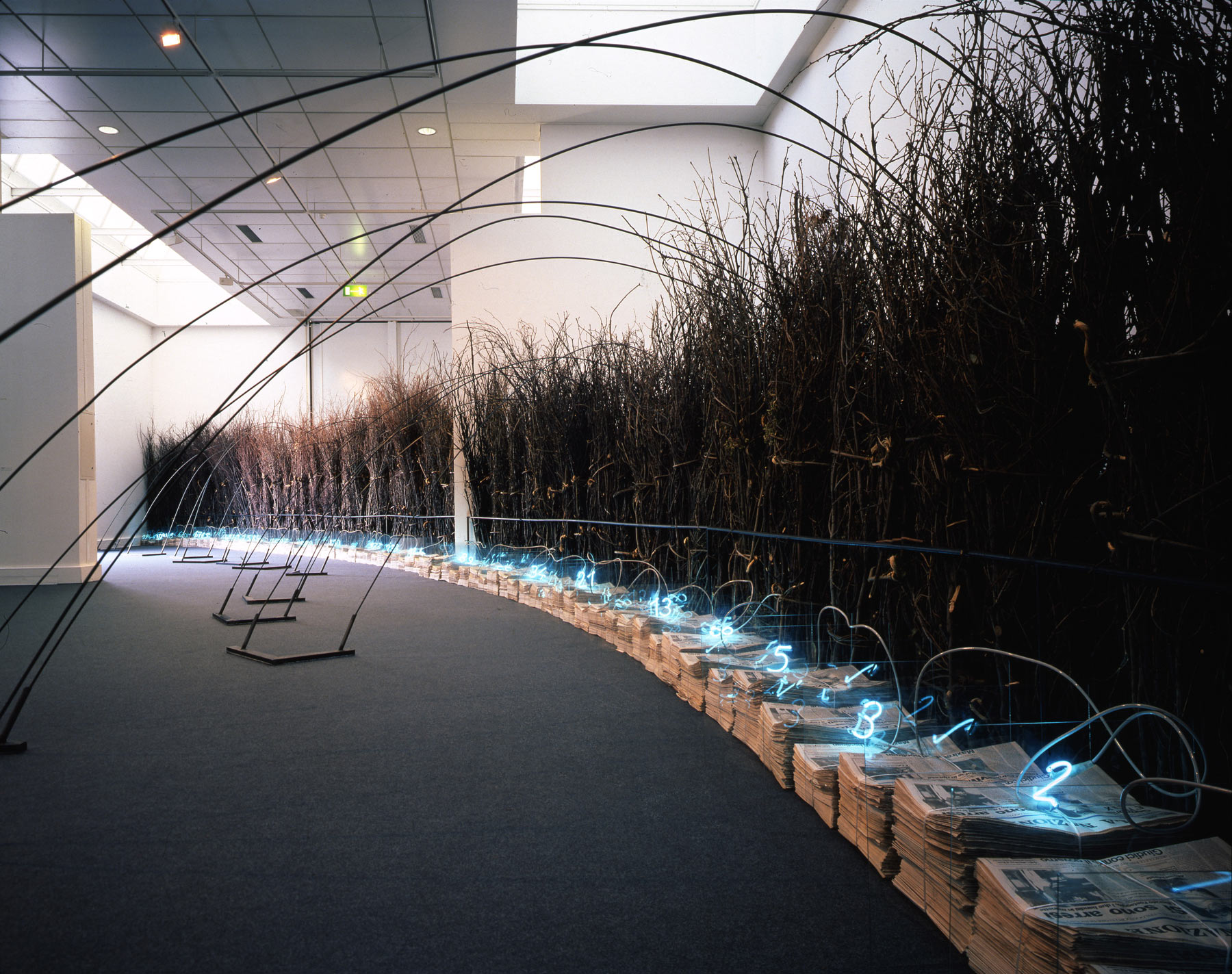 Mario Merz, La spirale appare (1990; ferro, fascine, vetro, neon, giornali; Prato, Centro Pecci)
 Mario Merz, La spirale appare (1990; ferro, fascine, vetro, neon, giornali; Prato, Centro Pecci)