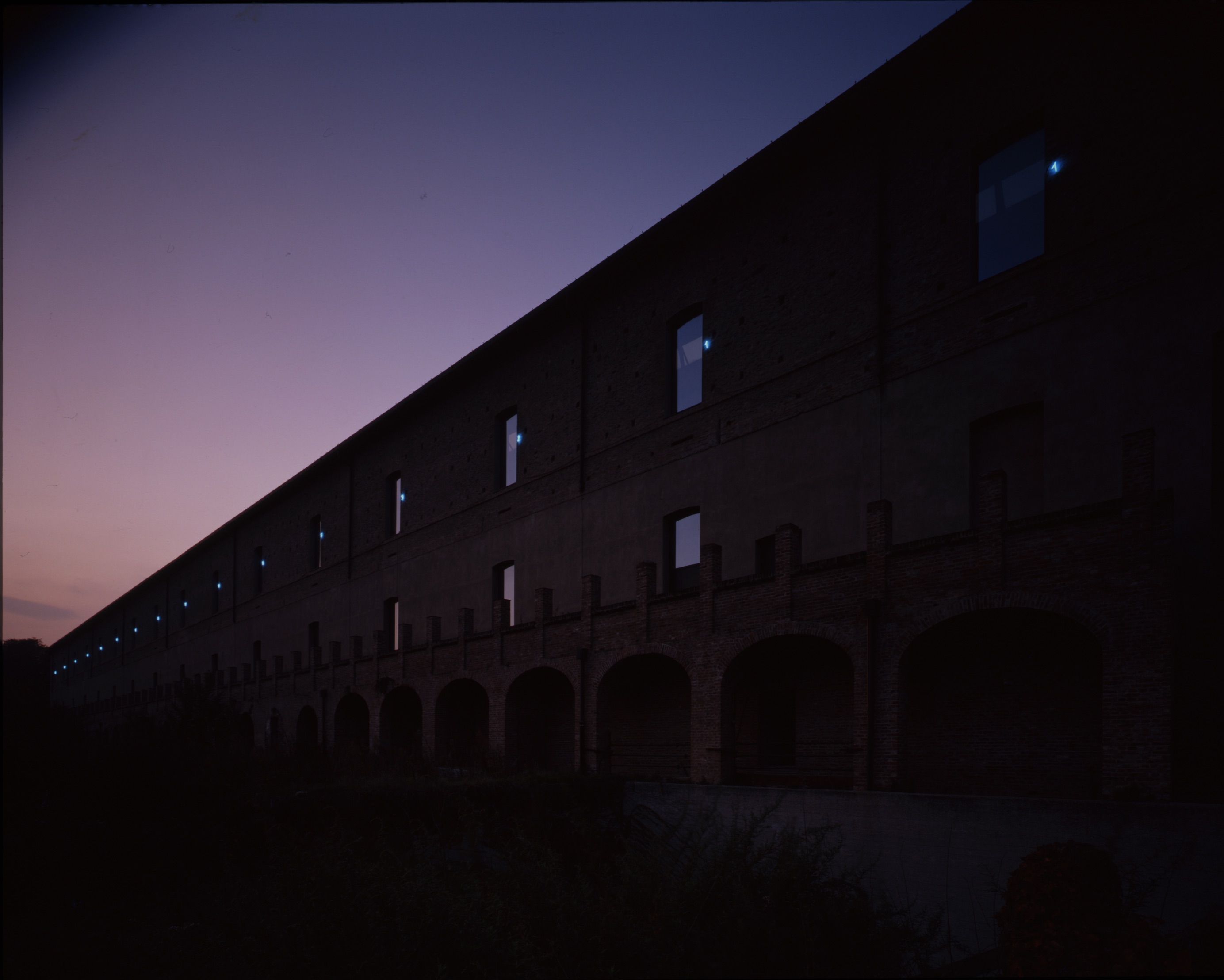Mario Merz, Manica Lunga da 1 a 987 (1990; numeri al neon, 15 x 14700 cm; Rivoli, Castello di Rivoli Museo d'Arte Contemporanea)
 Mario Merz, Manica Lunga da 1 a 987 (1990; numeri al neon, 15 x 14700 cm; Rivoli, Castello di Rivoli Museo d'Arte Contemporanea)