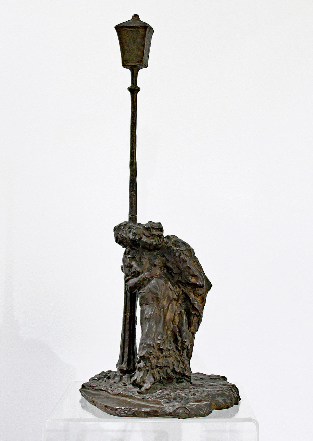 Medardo Rosso, Innamorati sotto il lampione (1883; bronzo, 62,6 x 30 x 26 cm; Roma, Galleria Russo)
 Medardo Rosso, Innamorati sotto il lampione (1883; bronzo, 62,6 x 30 x 26 cm; Roma, Galleria Russo)