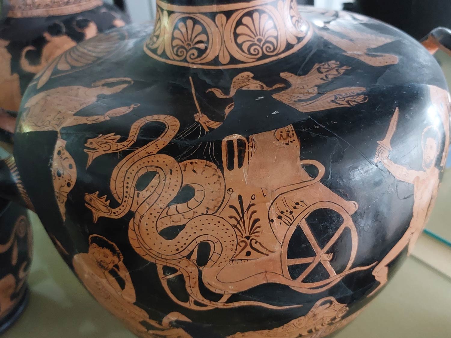 Arte greca, Medea sul carro (V secolo a.C.; ceramica a figure rosse; Policoro, Museo Archeologico Nazionale della Siritide)