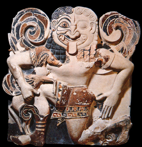 Arte greca, Medusa (570 a.C. circa; terracotta dipinta; Siracusa, Museo Archeologico Regionale Paolo Orsi)