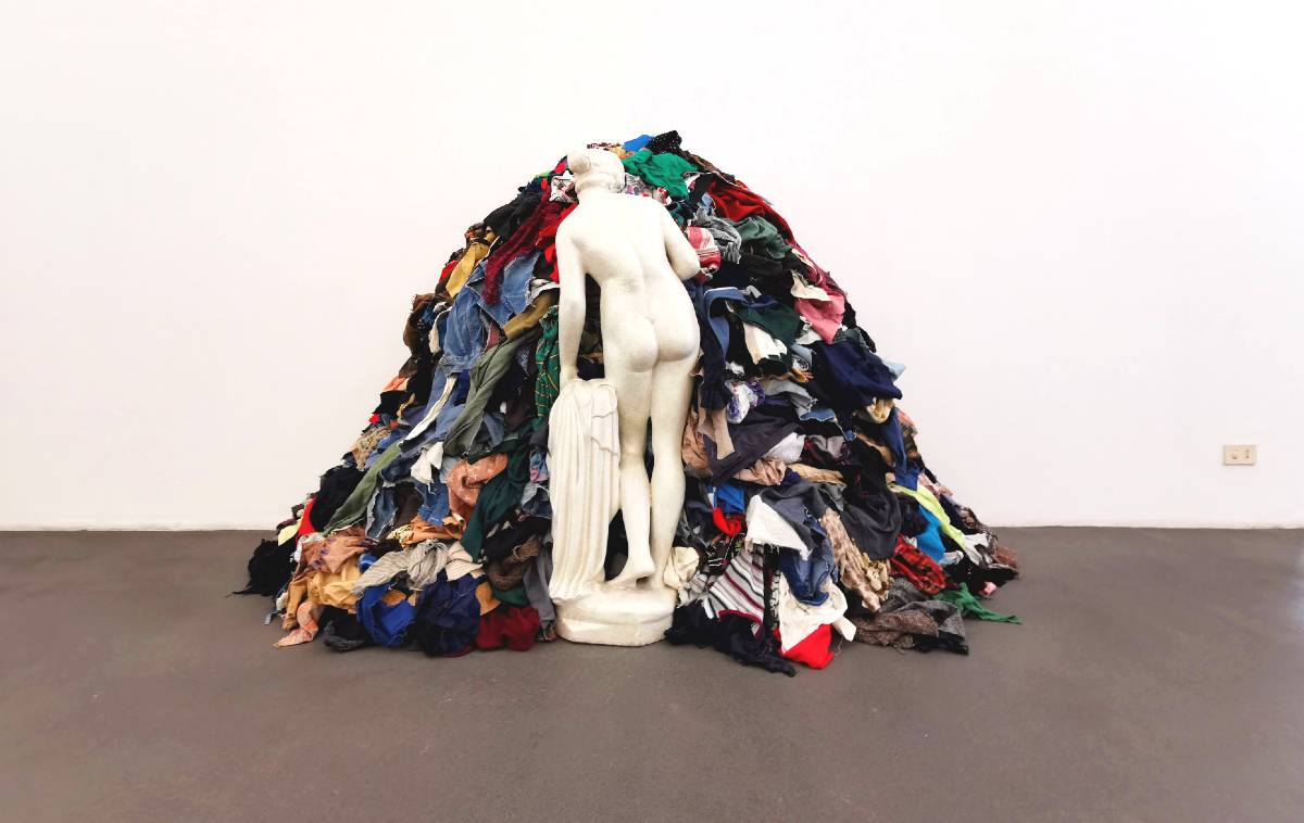 Michelangelo Pistoletto, Venere degli Stracci (1967; installazione, 150 x 280 x 100 cm; Rivoli, Castello di Rivoli Museo d’Arte Contemporanea)