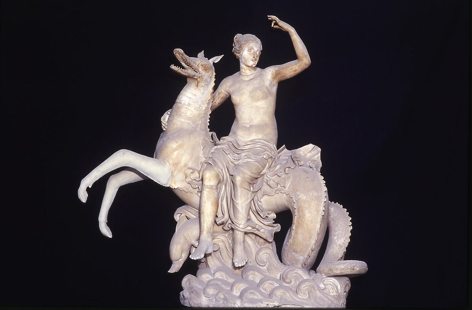 Arte romana, Nereide e pistrice (I secolo a.C.; marmo greco insulare, 132 x 114 x 78 cm; Napoli, Museo Archeologico Nazionale)