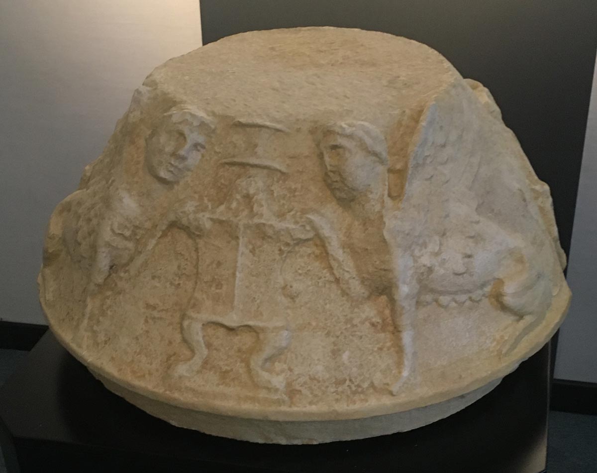 Arte romana, Omphalos con sfingi (I secolo a.C.-I secolo d.C.; calcare; Urbisaglia, Museo Archeologico Statale)