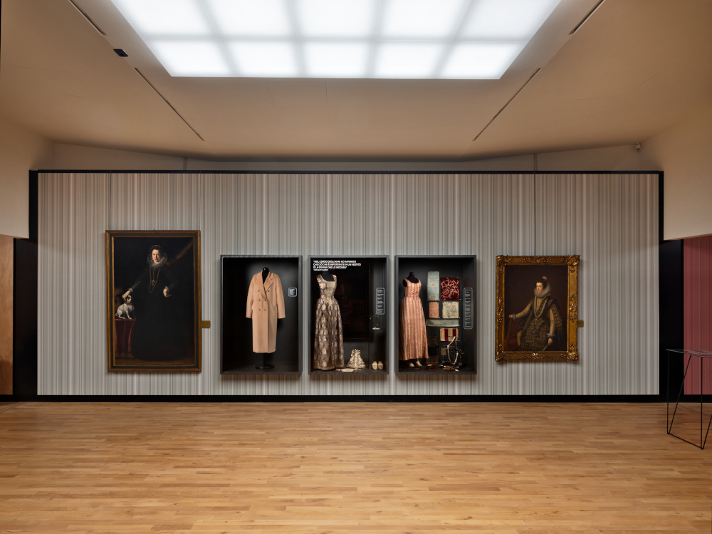 Noi e gli Este, salle consacrée au XVIIe siècle : l'art de la soie dialogue avec les industries textiles modernes
